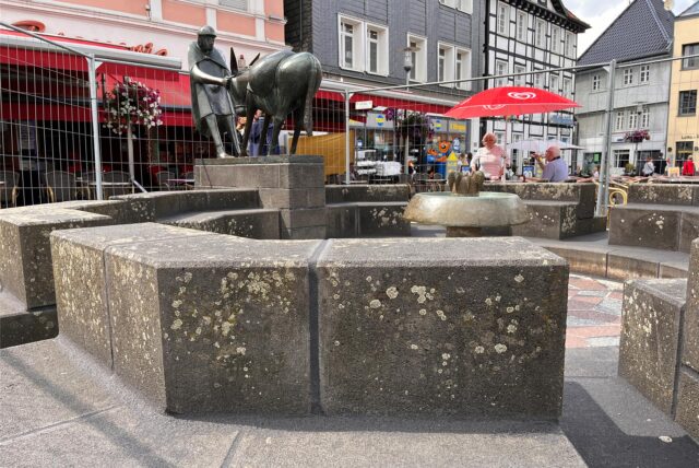 Der Eselsbrunnen auf dem Markt in Unna hat neue Fugen bekommen. Am Mittwoch (19.6.) war das Wasserspiel noch abgesperrt.