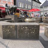 Der Eselsbrunnen auf dem Markt in Unna hat neue Fugen bekommen. Am Mittwoch (19.6.) war das Wasserspiel noch abgesperrt.