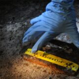 in Mitarbeiter des Strahlenschutzes der Asse GmbH hebt am 22.06.2011 im Atommülllager Asse bei Remlingen (Landkreis Wolfenbüttel) bekleidet mit einem blauen Schutzhandschuh, einen mit einer Warnung vor Radioaktivität beklebten Metalldeckel an