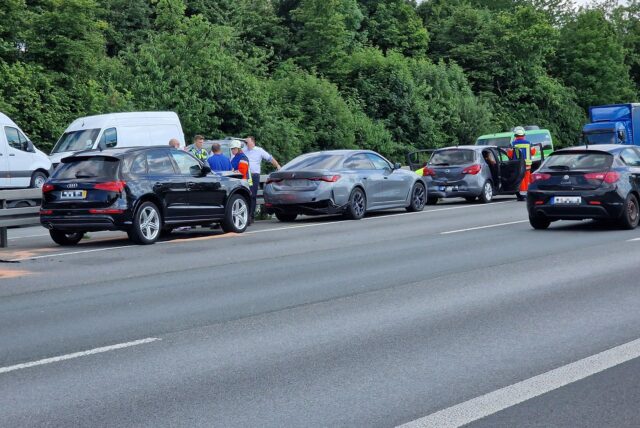 Unfall auf der A1 zwischen Kamen und Unna: Drei Fahrzeuge stehen nach einem Auffahrunfall am 19.06. hintereinander auf dem linken Fahrstreifen.