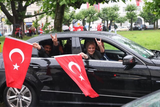 Fans der türkischen Nationalmannschaft zeigen beim Autokorso am Borsigplatz den „Wolfsgruß“.