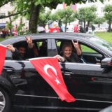 Fans der türkischen Nationalmannschaft zeigen beim Autokorso am Borsigplatz den „Wolfsgruß“.