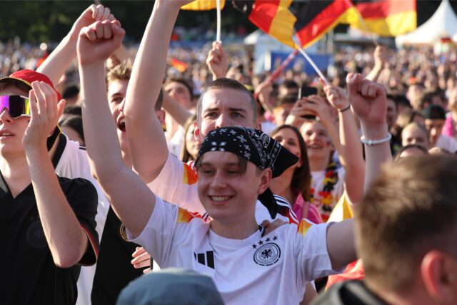 Freude nach dem Sieg gegen Ungarn: Beim Public Viewing im Westfalenpark haben die Deutschland-Fans ordentlich gefeiert.