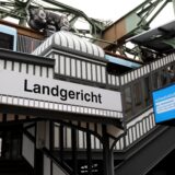 Die Schwebebahn-Haltestelle Landgericht in Wuppertal.