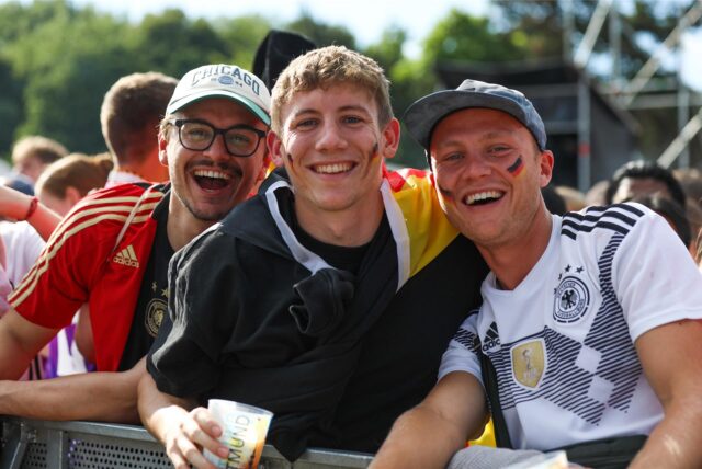 Ausgelassene Feierstimmung beim Public Viewing im Westfalenpark zum Spiel Deutschland gegen Ungarn.