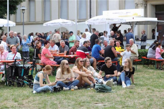 Besucherinnen und Besucher beim Stephanusfest in Bork