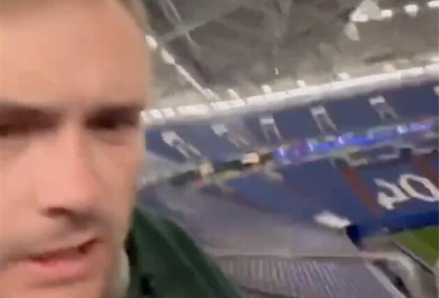 Das Video zeigt einen britischen Fan, der nach dem Spiel Serbien gegen England angeblich erst nachts im Stadion wieder aufgewacht ist.
