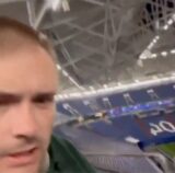 Das Video zeigt einen britischen Fan, der nach dem Spiel Serbien gegen England angeblich erst nachts im Stadion wieder aufgewacht ist.
