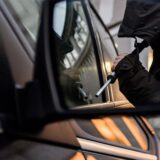 (Symbolbild) Mann versucht, ein Auto aufzubrechen