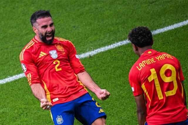 Spaniens Dani Carvajal jubelt nach dem Tor zum 3:0 im EM-Spiel gegen Kroatien mit seinem Teamkollegen Lamine Yamal.