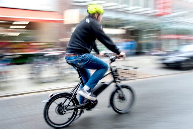 Ein Radfahrer fährt mit einem E-Bike auf einer Fahrradstraße