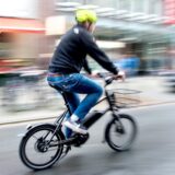 Ein Radfahrer fährt mit einem E-Bike auf einer Fahrradstraße