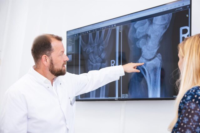 In der Klinik am Park in Lünen ist man nach der Veröffentlichung des Klinik-Atlas überrascht ob der Datengrundlage. Das Bild zeigt den leitenden Oberarzt der Unfallchirurgie bei einem Gespräch mit einer Patientin.