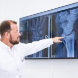 In der Klinik am Park in Lünen ist man nach der Veröffentlichung des Klinik-Atlas überrascht ob der Datengrundlage. Das Bild zeigt den leitenden Oberarzt der Unfallchirurgie bei einem Gespräch mit einer Patientin.