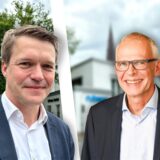Matthias Langrock und Volker Stennei auf einer Montage vor dem Verlagsgebäude des Hellweger Anzeigers in Unna.