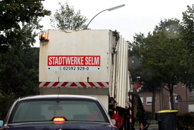 Mülltonne wird von den Stadtwerken Selm abgeholt
