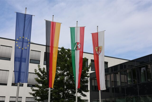 Volle Beflaggung am Kreishaus in Unna am 20. Juni 2024.