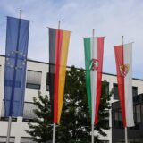 Volle Beflaggung am Kreishaus in Unna am 20. Juni 2024.