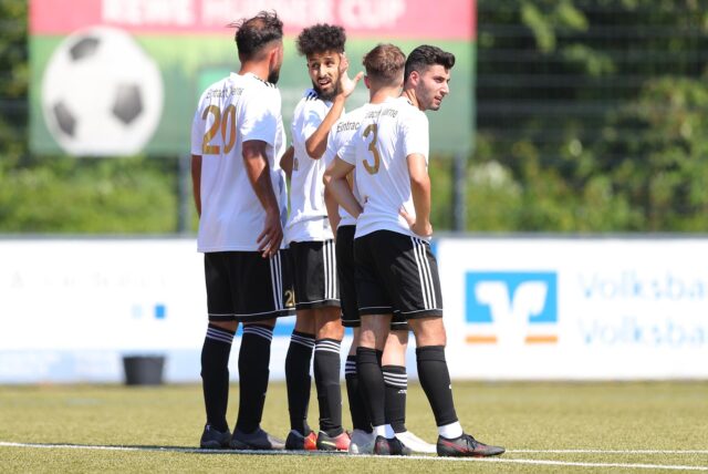 Spieler von Eintracht Werne bilden eine Mauer.