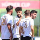 Spieler von Eintracht Werne bilden eine Mauer.