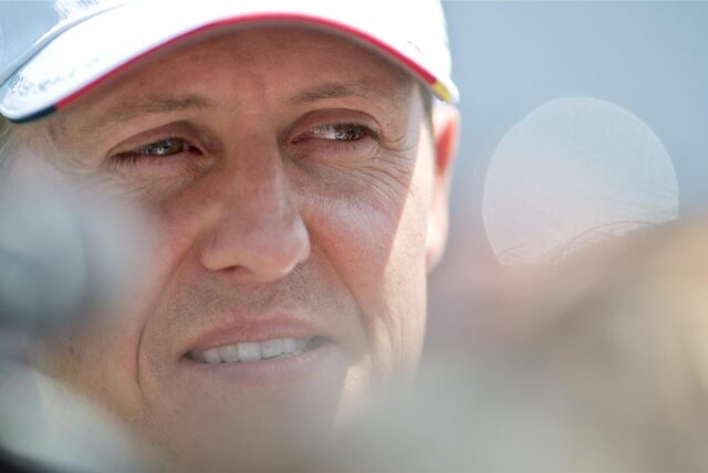 Die Familie von Ex-Formel-1-Pilot Michael Schumacher soll erpresst worden sein. Am Donnerstag vollstreckte die Polizei Haftbefehle.