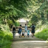 Familien laufen durch den Rahmer Wald in Dortmund.