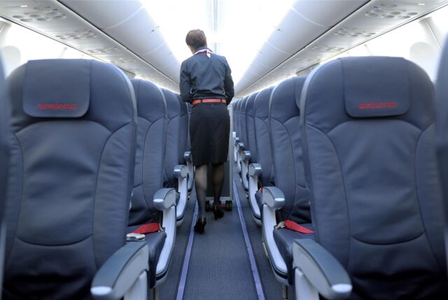 Eine Flugbegleiterin geht durch eine Boeing 737-800 der Air Berlin