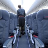 Eine Flugbegleiterin geht durch eine Boeing 737-800 der Air Berlin