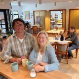 Frank Gerlach und Christine Weyrowitz von der Diakonie Ruhr-Hellweg freuen sich auf Gäste in Luthers Kunst-Café. Im Gemeindehaus an der evangelischen Stadtkirche wird ein neues Kooperationskonzept umgesetzt.