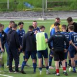Die Spieler stehen versammelt im Kreis.