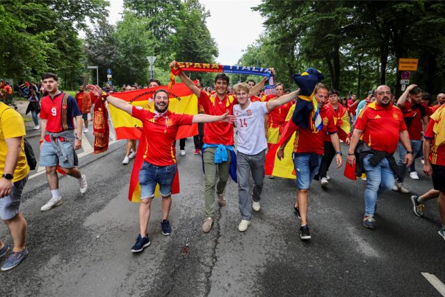 Fußball: EM, Spanien – Italien, Vorrunde, Gruppe B, 2. Spieltag, Tausende spanische Fans beim Fanmarsch vor dem Spiel gegen Italien.