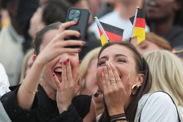 Deutschland-Fans jubeln nach dem Treffer zum 1:0 während der Live-Übertragung des Eröffnungsspiels Deutschland gegen Schottland vor der Leinwand des EM-Fanfestes auf dem Heiligengeistfeld. Die EM findet vom 14. Juni bis 14. Juli statt.