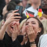 Deutschland-Fans jubeln nach dem Treffer zum 1:0 während der Live-Übertragung des Eröffnungsspiels Deutschland gegen Schottland vor der Leinwand des EM-Fanfestes auf dem Heiligengeistfeld. Die EM findet vom 14. Juni bis 14. Juli statt.