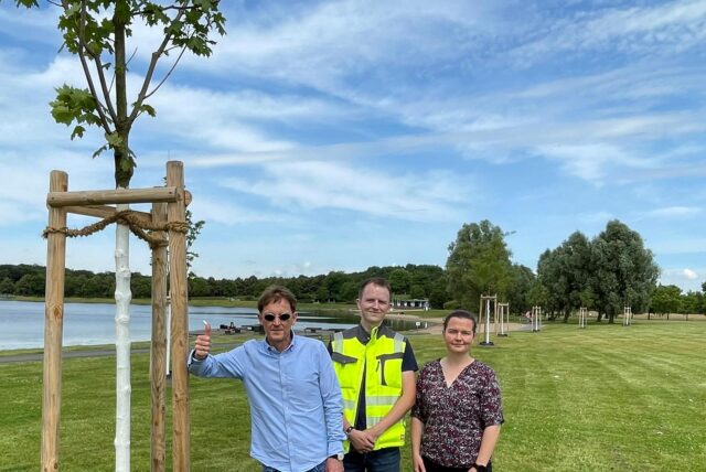 Jürgen Arendes, Enrico Schürmann und Hannah Wolf mit den neu gepflanzten Bäumen im Seepark Horstmar.