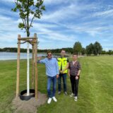 Jürgen Arendes, Enrico Schürmann und Hannah Wolf mit den neu gepflanzten Bäumen im Seepark Horstmar.