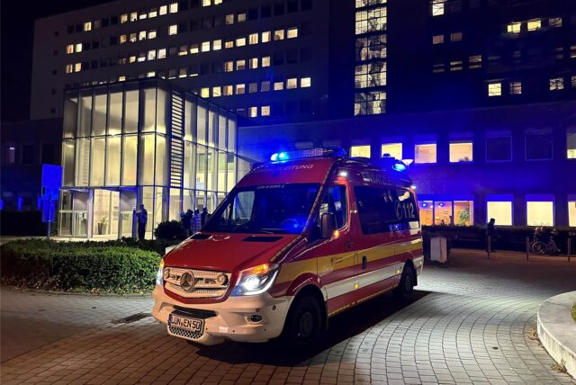 Rettungsdienst-Fahrzeug steht vor dem St. Marien-Hospital