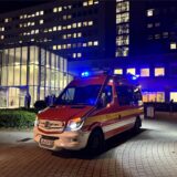 Rettungsdienst-Fahrzeug steht vor dem St. Marien-Hospital