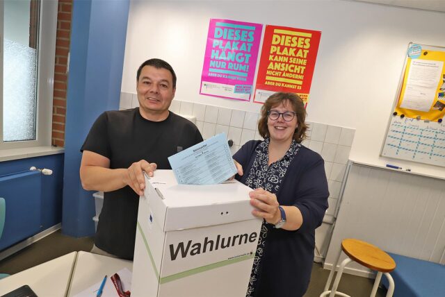Schuleiter Peter Wehlack und Politiklehrerin Annette Sinn von der Fridtjof-Nansen-Realschule an der Wahlurne für die Juniorwahl.