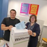 Schuleiter Peter Wehlack und Politiklehrerin Annette Sinn von der Fridtjof-Nansen-Realschule an der Wahlurne für die Juniorwahl.