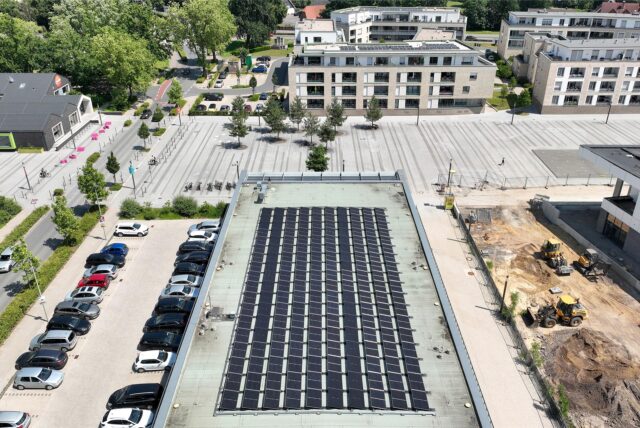 Die PV-Anlage auf der Zweifachhalle bringt Energie für drei städtische Gebäude.