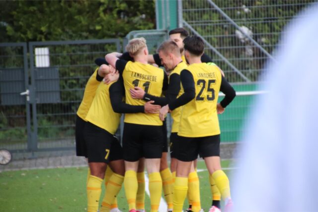 Bekommen demnächst Unterstützung von einem jungen Kicker, der zuletzt pausiert hatte: die Spieler des SV Langschede.
