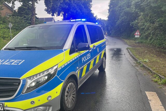 Achtung, Überschwemmung. Ein Polizeiauto steht auf der Mühlenstraße, um den Verkehr zu stoppen.
