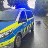 Achtung, Überschwemmung. Ein Polizeiauto steht auf der Mühlenstraße, um den Verkehr zu stoppen.