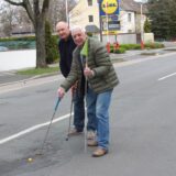 Hans-Dieter Heidenreich (vorn) und Jürgen Senne luden 2017 ein zum Südkamener Straßencup auf der Dortmunder Allee. Mit der Aktion wiesen sie schon damals auf den unbefriedigenden Zustand hin.