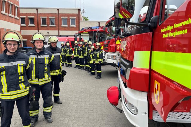 Feuerwehrleute stehen am Gerätehaus Mitte der Freiwilligen Feuerwehr Bergkamen vor den Fahrzeugen. 2024 rückten sie 517 Mal aus.