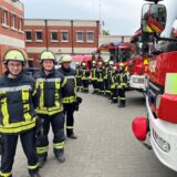 Feuerwehrleute stehen am Gerätehaus Mitte der Freiwilligen Feuerwehr Bergkamen vor den Fahrzeugen. 2024 rückten sie 517 Mal aus.