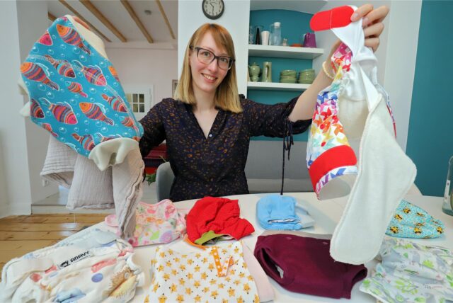 Christine Rosemeyer aus Fröndenberg mit Stoffwindeln, die sie selbst herstellt.