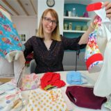 Christine Rosemeyer aus Fröndenberg mit Stoffwindeln, die sie selbst herstellt.