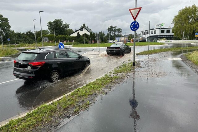 Beim Starkregen am Freitag vor einer Woche staute sich das Wasser im Kreisverkehr der neuen Südkamener Spange. Die Ursache ist geklärt.