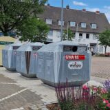 Am Markt Königsborn stehen Altglascontainer auf einer neu gepflasterten Fläche.